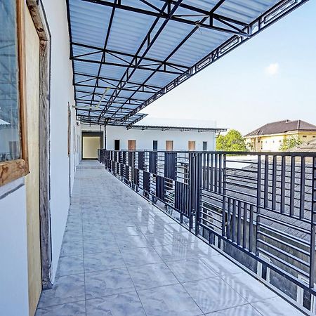 Oyo Life 91594 Bungah Residence Syariah Gresik Extérieur photo