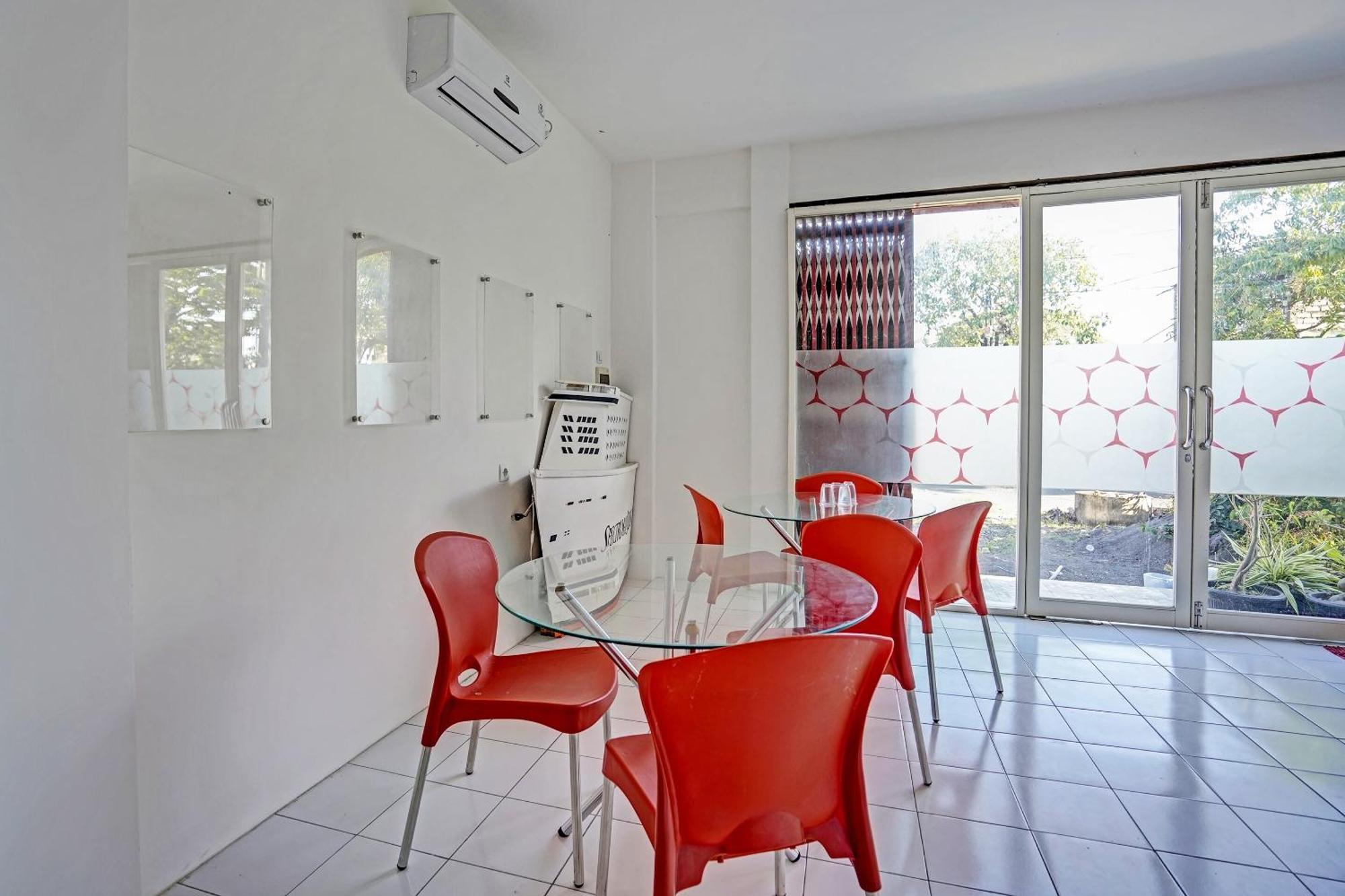 Oyo Life 91594 Bungah Residence Syariah Gresik Extérieur photo