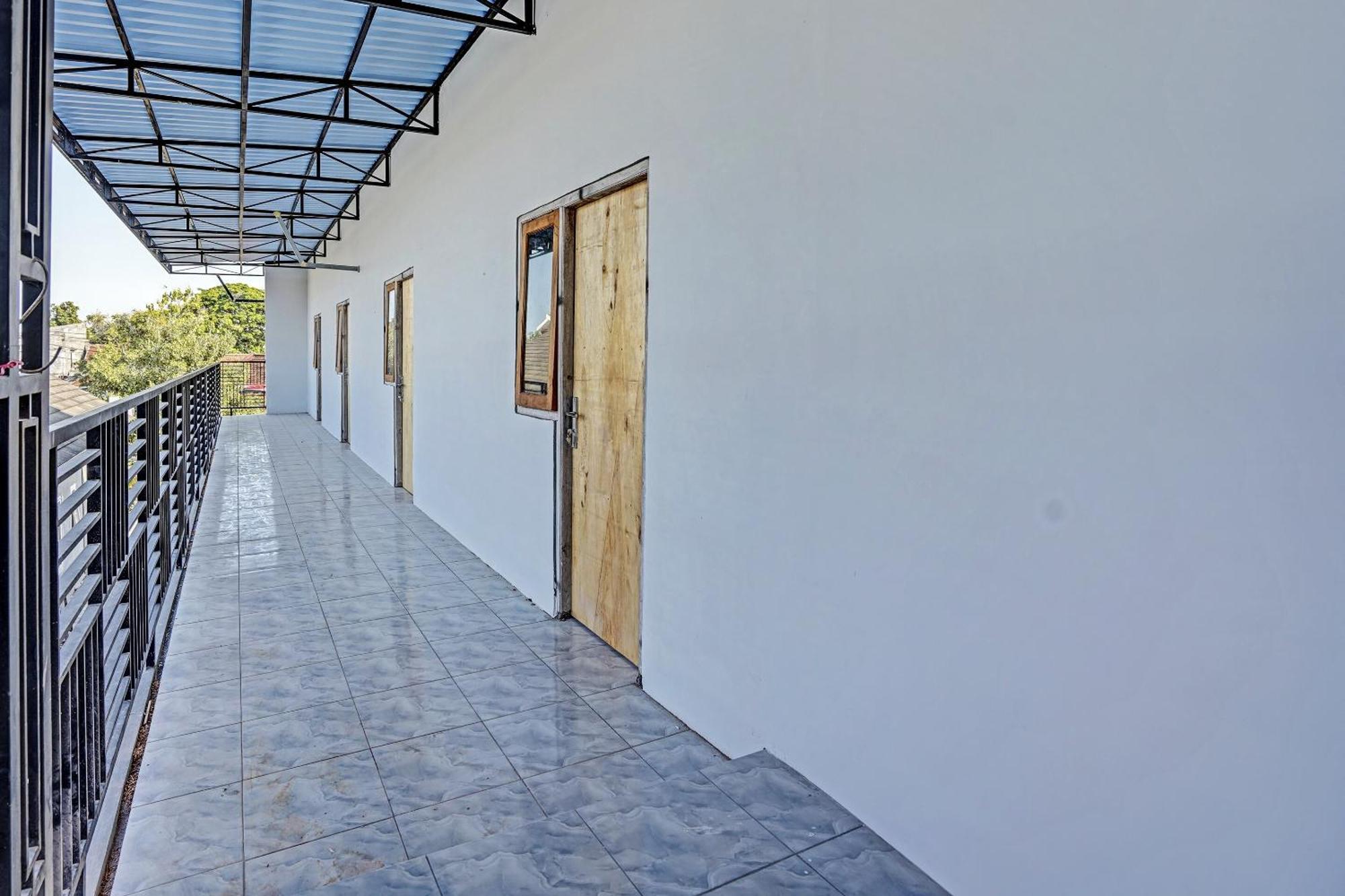 Oyo Life 91594 Bungah Residence Syariah Gresik Extérieur photo