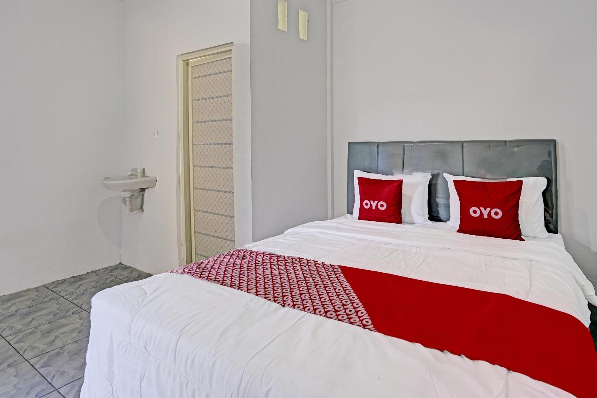 Oyo Life 91594 Bungah Residence Syariah Gresik Extérieur photo