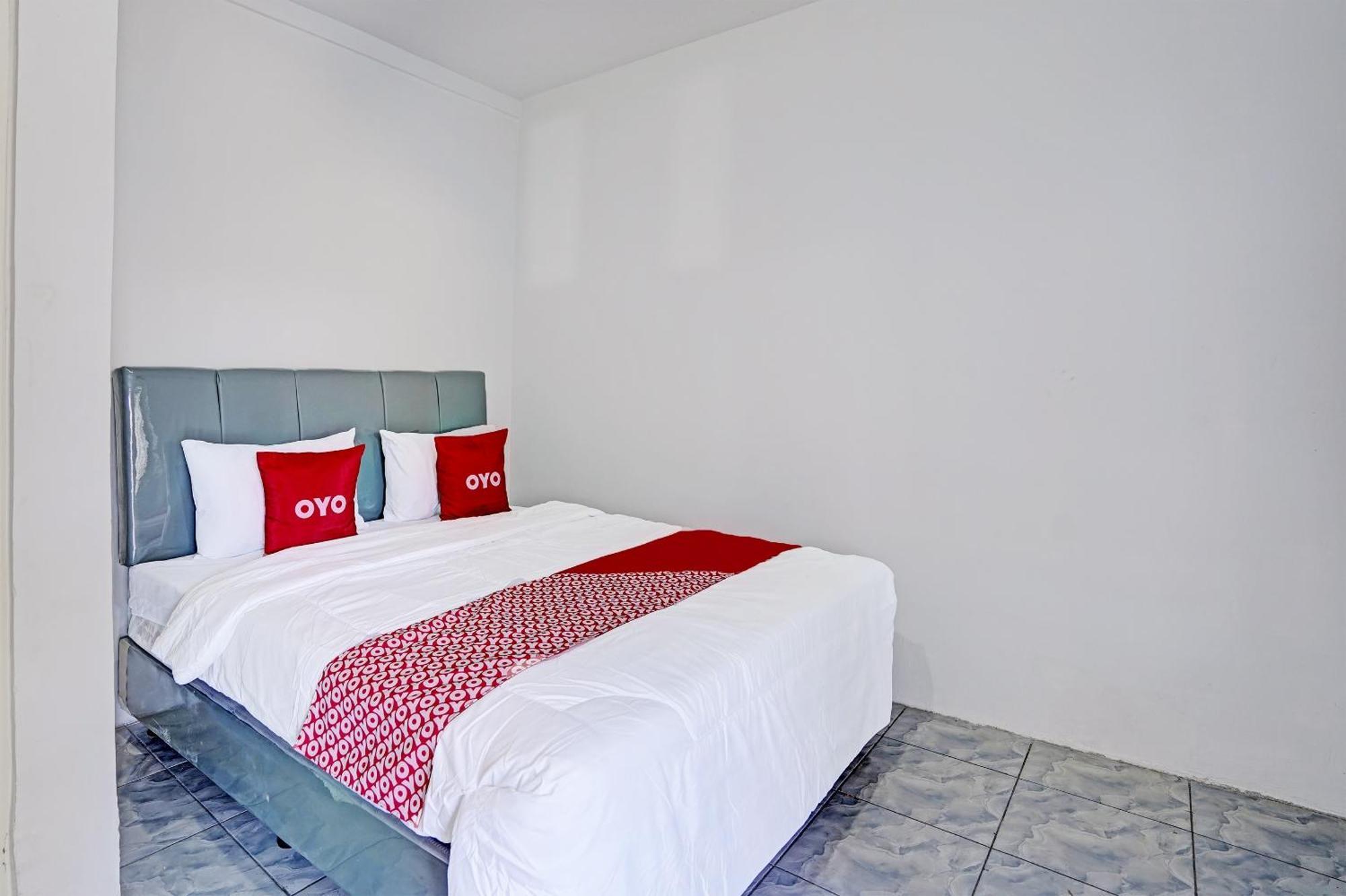 Oyo Life 91594 Bungah Residence Syariah Gresik Extérieur photo