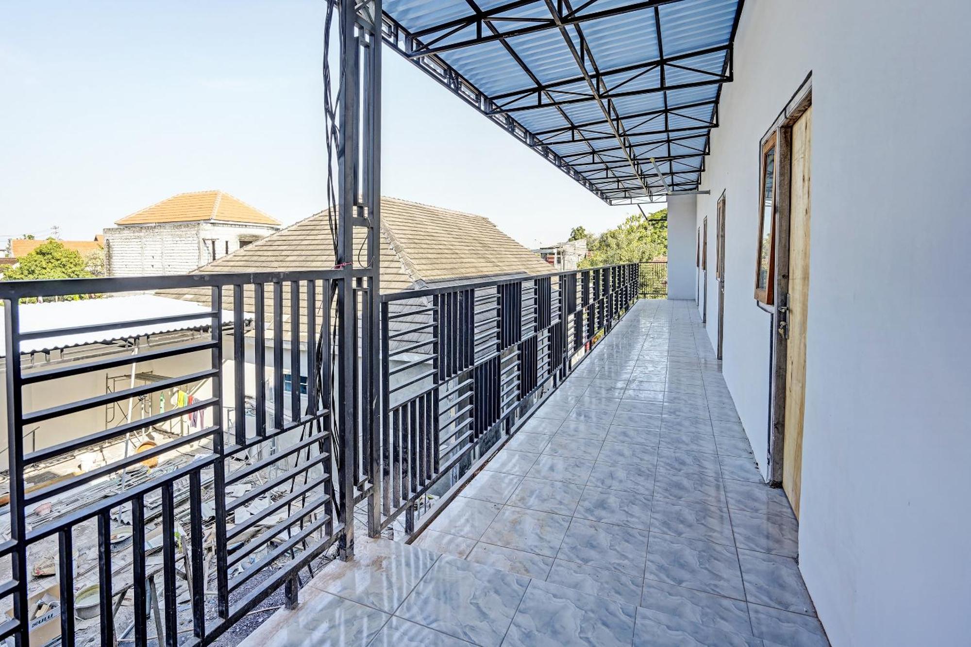 Oyo Life 91594 Bungah Residence Syariah Gresik Extérieur photo