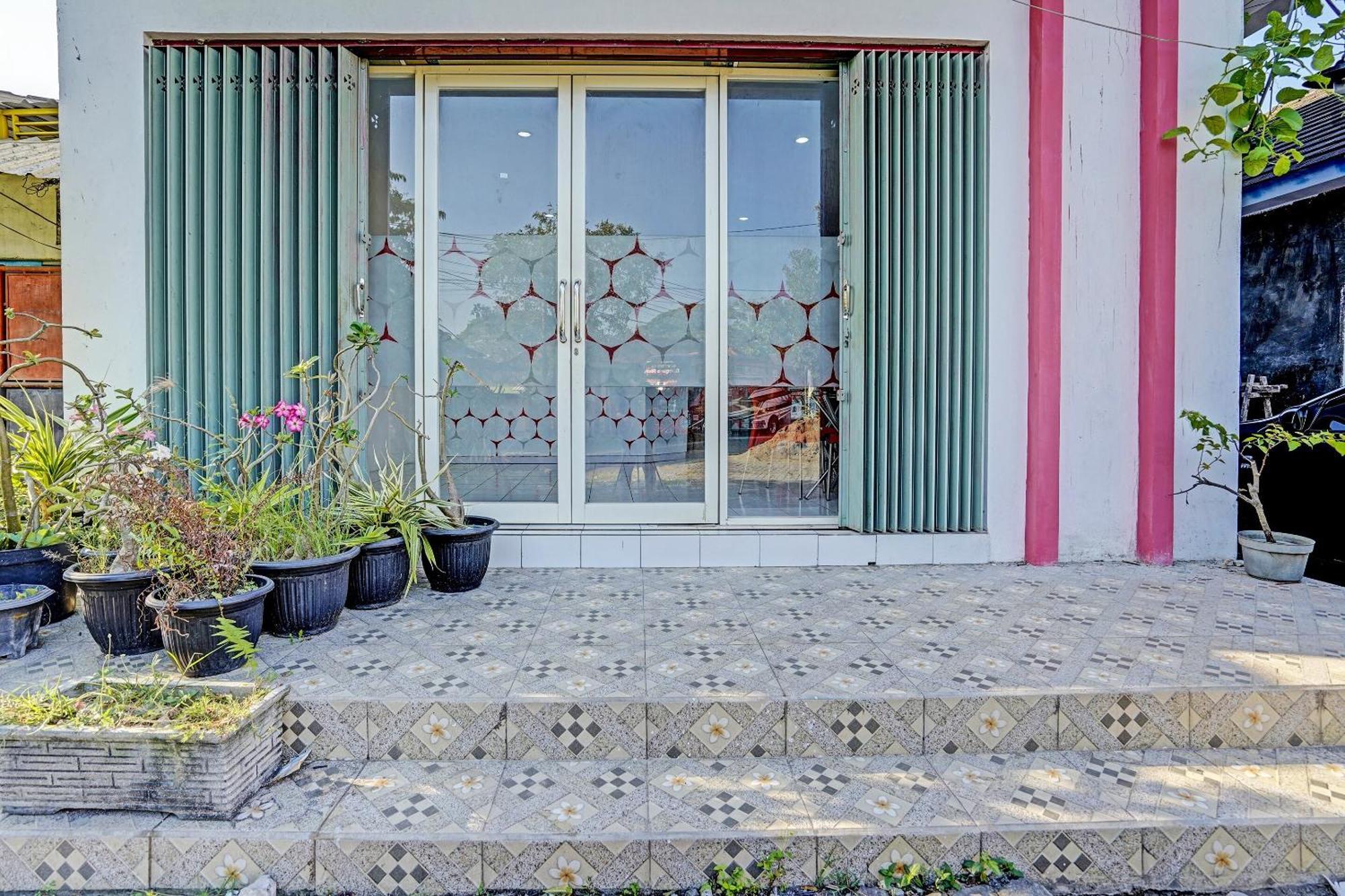 Oyo Life 91594 Bungah Residence Syariah Gresik Extérieur photo